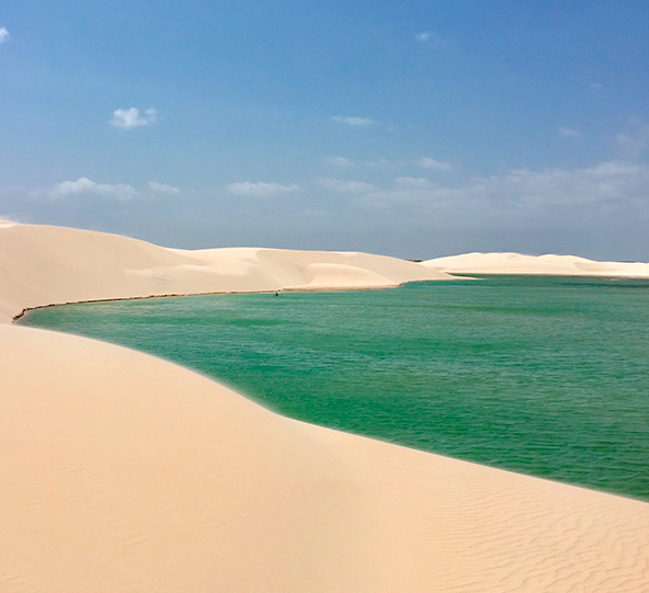 lagoa de agua cristalina e muita areal nas bordas