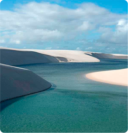 paisagem de uma lagoa azul em meio a dunas de areia branca